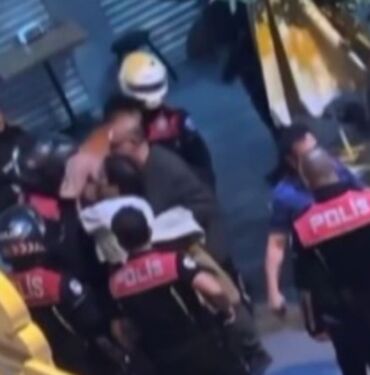 İzmir'de kavgayı ayırmaya çalışan polise kafa atıldı