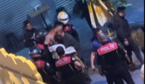 İzmir'de kavgayı ayırmaya çalışan polise kafa atıldı