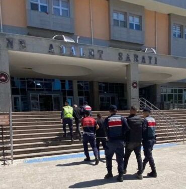 Jandarma sınırda 12 terör örgütü üyesini ele geçirdi