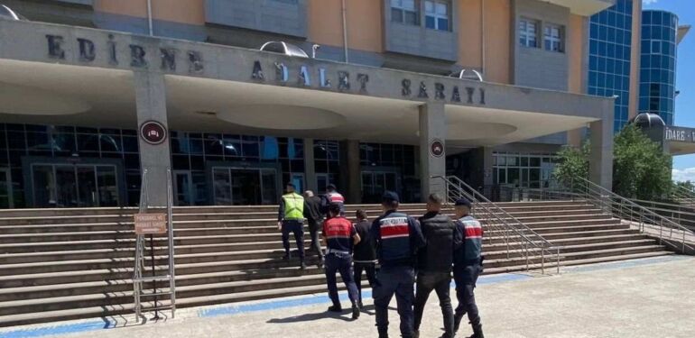 Jandarma sınırda 12 terör örgütü üyesini ele geçirdi