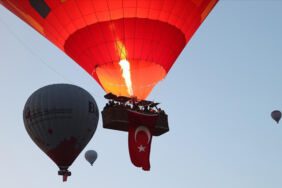 Kapadokya'da balonlar Türk bayraklarıyla uçtu