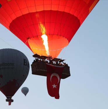 Kapadokya'da balonlar Türk bayraklarıyla uçtu