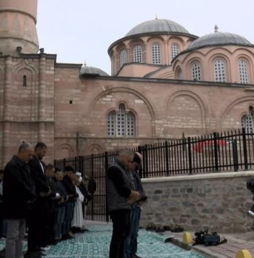 Kariye Camii’nde 79 yıl sonra cuma namazı kılındı