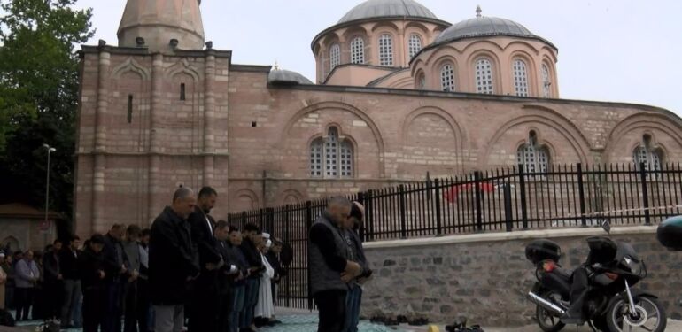 Kariye Camii’nde 79 yıl sonra cuma namazı kılındı