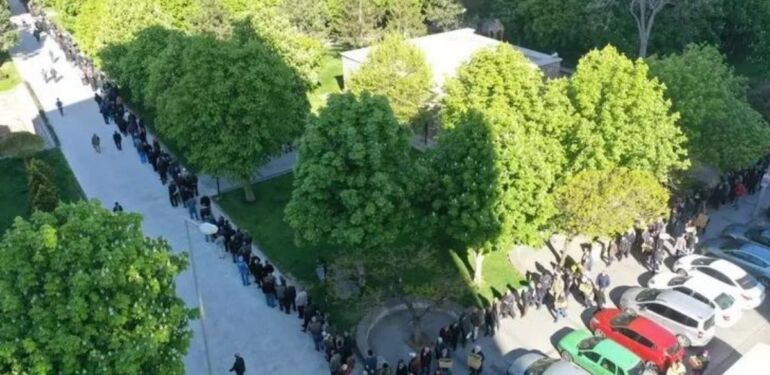 Kayseri’de domates fidesi çılgınlığı: 2 kilometre kuyruk oluştu