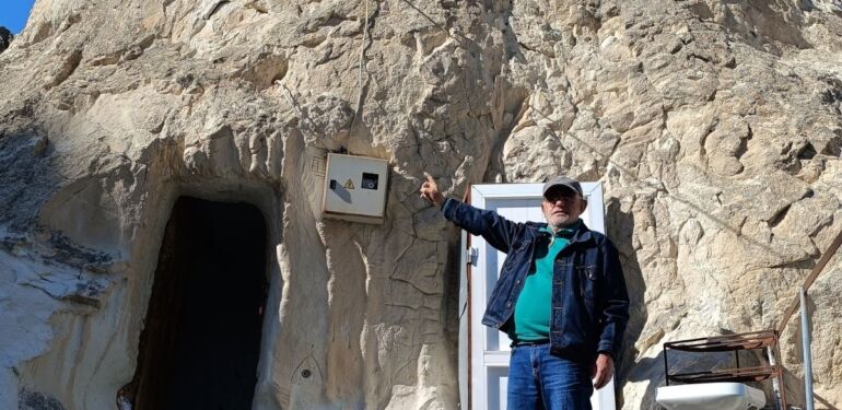 Kayseri'nin tarihi mirası Emekli banka müdürü peribacasında yaşıyor