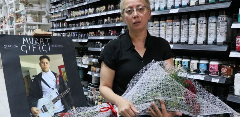Kazada ölen oğlunun arkadaşları Anneler Günü sürprizi yaptı (3)