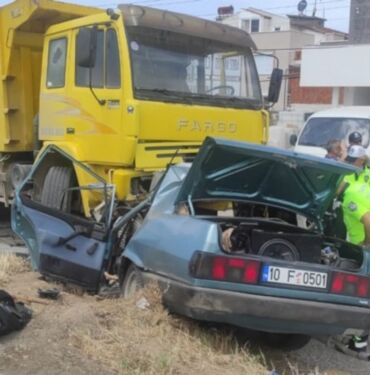 Köpeğe çarpmamak için manevra yapan sürücü, 3 can aldı