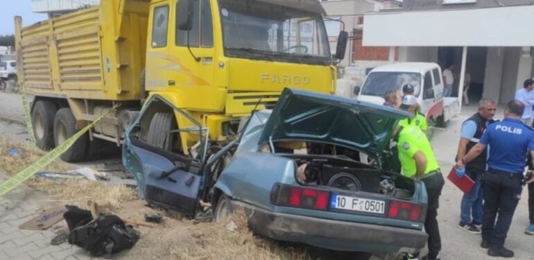 Köpeğe çarpmamak için manevra yapan sürücü, 3 can aldı