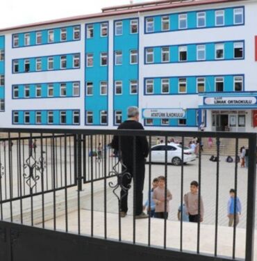 Kopya çekerken yakalanan öğrenci öğretmenini bıçakladı...