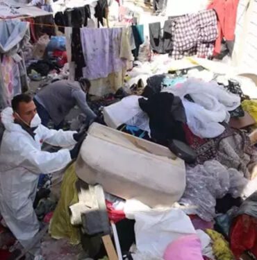 Kötü koku ihbarı Evden 20 ton çöp çıktı