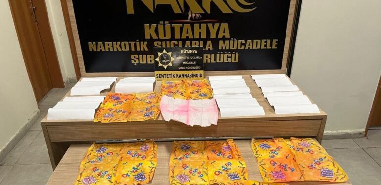 Kütahya'da sentetik uyuşturucu emdirilmiş peçeteler ele geçirildi