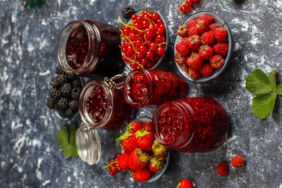 Lezzetli ve doğal Ev yapımı çilek reçeli tarifi