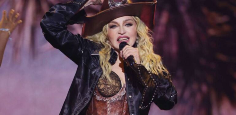 Madonna'ya konser davası 'Pornografiye maruz bıraktı' iddiası