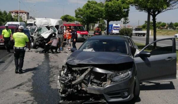 Malatya'da zincirleme kaza Otomobil, kamyonet ve kamyon çarpıştı