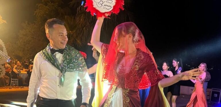 Maldivler'den Mersin'e Sibiryalı Gelin ve Türk Damat Düğünü