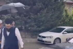 Menzil şeyhinin oğlunun şovu Lüks araç ve şemsiye tutan yardımcı