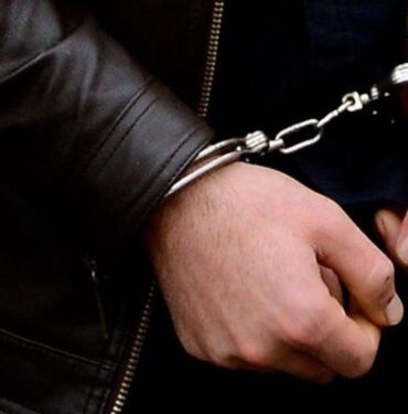 Mersin'de çaldıkları taksiyle yolcu taşıyan 2 zanlı tutuklandı