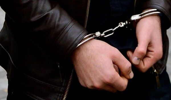 Mersin'de çaldıkları taksiyle yolcu taşıyan 2 zanlı tutuklandı