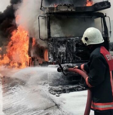 Mersin'de otomobil taşıyan tır alev aldı 7 araç kül oldu