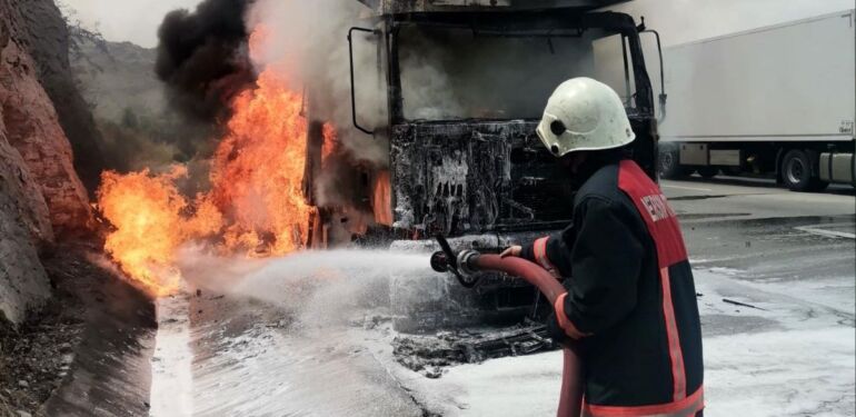 Mersin'de otomobil taşıyan tır alev aldı 7 araç kül oldu