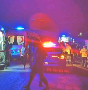 Öğrencileri taşıyan midibüs şarampole uçtu Çok sayıda yaralı