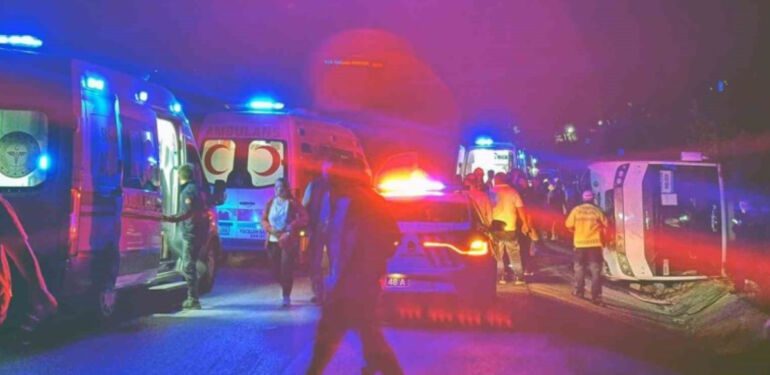 Öğrencileri taşıyan midibüs şarampole uçtu Çok sayıda yaralı