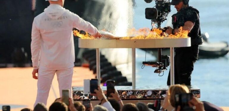 Olimpiyat ateşi 2024 Paris Olimpiyatları için Fransa'ya ulaştı