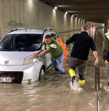 Osmaniye'de yoğun sağanak nedeniyle Devlet Bahçeli alt geçidi ulaşıma kapandı