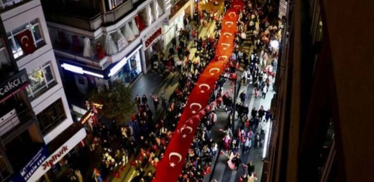 Samsun'da 1919 metre uzunluğundaki Türk bayrağı açıldı