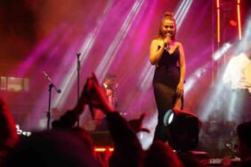 Şarkıcı Lara konser verdiği sırada izdiham yaşandı