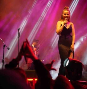 Şarkıcı Lara konser verdiği sırada izdiham yaşandı