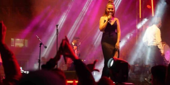 Şarkıcı Lara konser verdiği sırada izdiham yaşandı