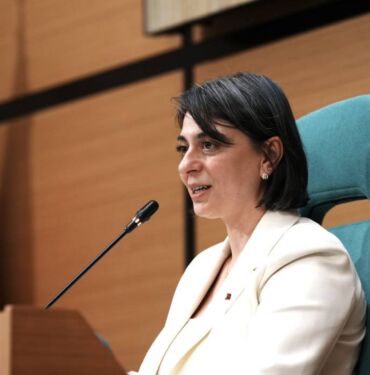 Sinem Dedetaş Üsküdar Belediyesi’nde ilk vaadini gerçekleştiriyor! Emeklilere 5 bin TL destek