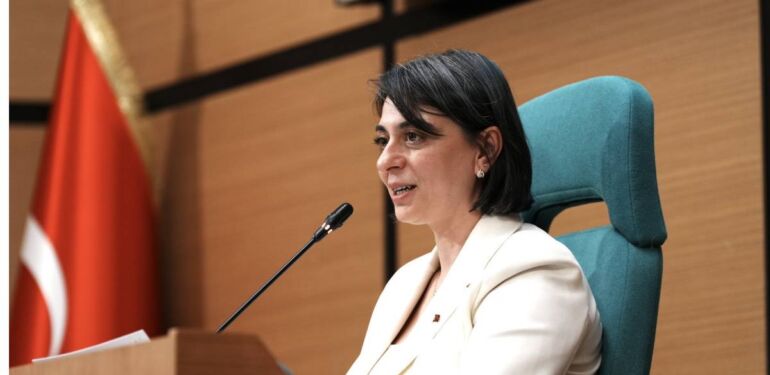 Sinem Dedetaş Üsküdar Belediyesi’nde ilk vaadini gerçekleştiriyor! Emeklilere 5 bin TL destek
