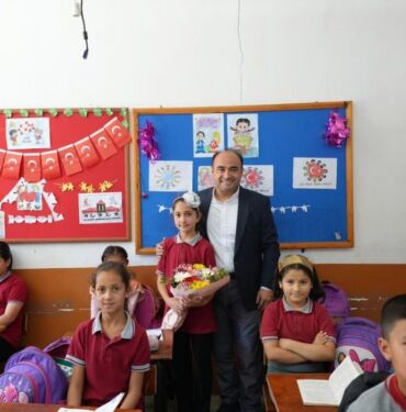 Sınıf başkanı seçilirsem belediye başkanını getireceğim dedi Vaadini gerçekleştirdi