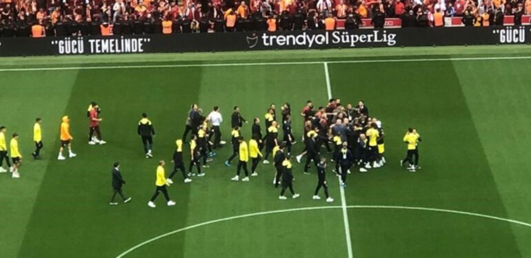 Son Dakika Derbisi öncesi futbolcular arasında kavga