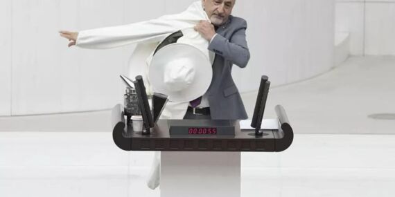 TBMM Genel Kurulu’nda sıra dışı görüntü: CHP’li vekil kürsüde arıcı kıyafeti giydi