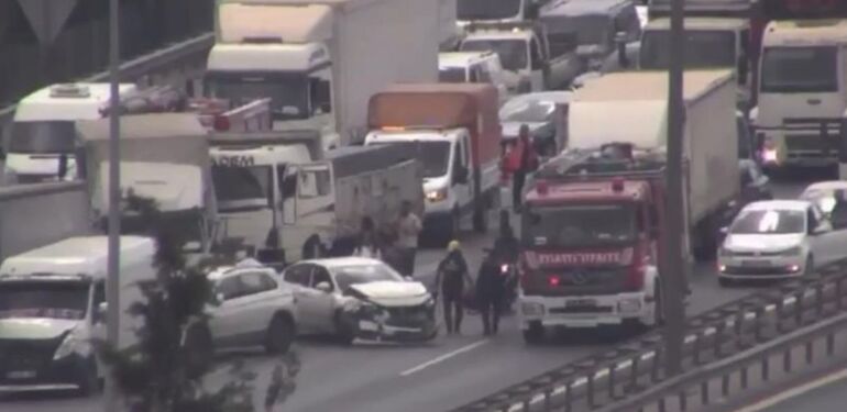 TEM Otoyolu’nda 10 araçlık zincirleme kaza