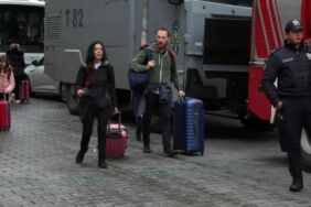 Taksim'de turistler tedbirler nedeniyle yürüyerek ayrıldı