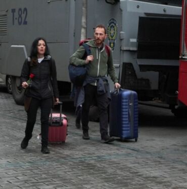 Taksim'de turistler tedbirler nedeniyle yürüyerek ayrıldı