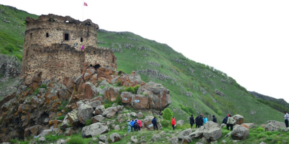 Tarih ve doğanın buluştuğu Şeytan Kalesi karların erimesiyle doğaseverleri ağırlıyor