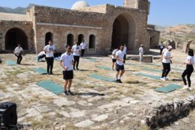 Tarihi Hasankeyf Kalesi'nde erkekler pilates yaptı!