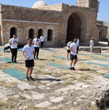 Tarihi Hasankeyf Kalesi'nde erkekler pilates yaptı!