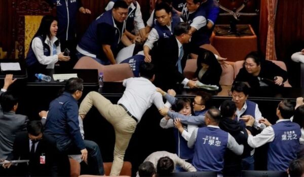 Tayvan Meclisi'nde 'reform' kavgası Milletvekilleri birbirine girdi!