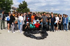 Tekirdağ'da üniversite öğrencileri farkındalık oluşturmak için plajda çöp topladı