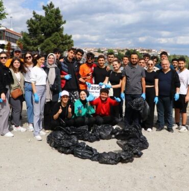 Tekirdağ'da üniversite öğrencileri farkındalık oluşturmak için plajda çöp topladı