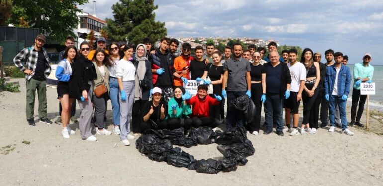 Tekirdağ'da üniversite öğrencileri farkındalık oluşturmak için plajda çöp topladı