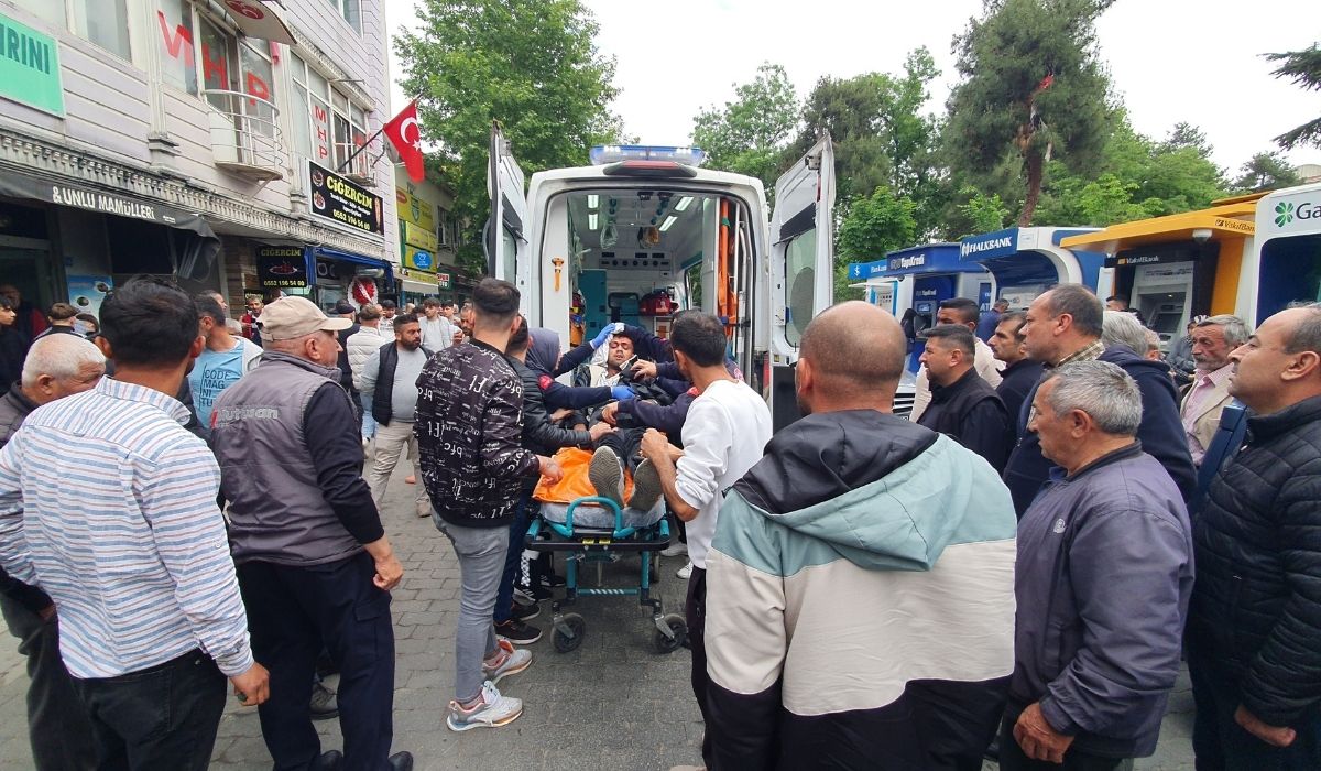 Tokat'ta alacak kavgası Başına keserle vurulan genç hastaneye kaldırıldı