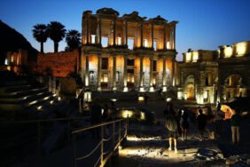 Yıldızlar altında tarih yolculuk başladı! Efes Antik Kenti ziyaretçilerini ağırlıyor